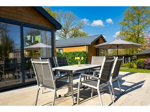 Terrasse an der Schiebetür – Ferienhaus zu verkaufen Biddinghuizen