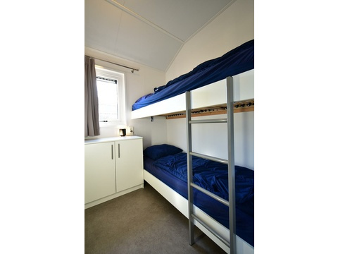 Schlafzimmer mit Etagenbett – Ferienhaus zu verkaufen Biddinghuizen