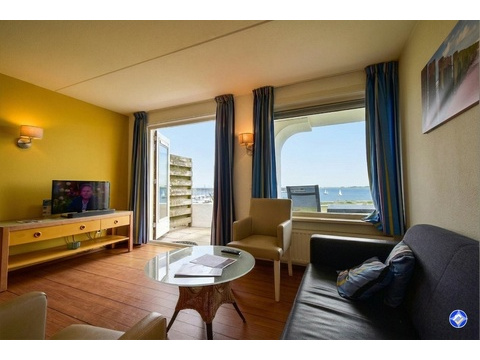 woonkamer-appartement-brouwershaven-uitzicht-water-recreatieadviseurs-vakantiehuistekoop-nl.jpg