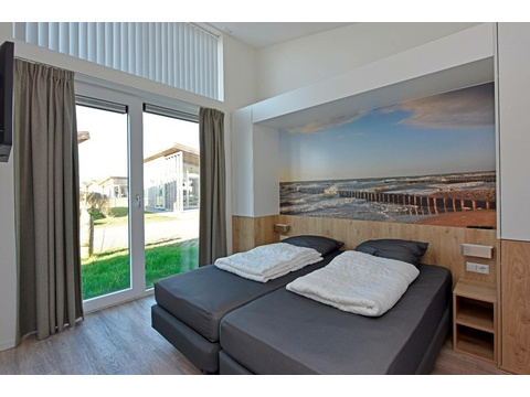 kaufen-freistehendes-ferienhaus-kamperland-schlafzimmer-boxspringbett-recreatieadviseurs...