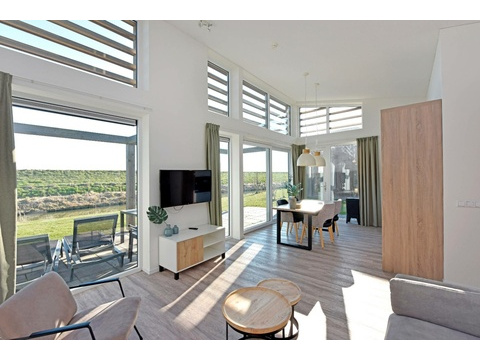 kaufen-freistehendes-ferienhaus-kamperland-wohnzimmer-ausblick-recreatieadviseurs...
