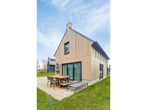 kaufen-freistehendes-ferienhaus-wolphaartsdijk-rueckseite-terrasse-gartenmoebel-recreatieadviseurs...