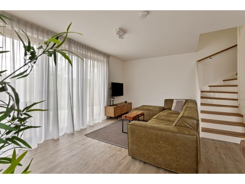 kaufen-freistehendes-ferienhaus-wolphaartsdijk-wohnzimmer-sitzecke-treppe-recreatieadviseurs...