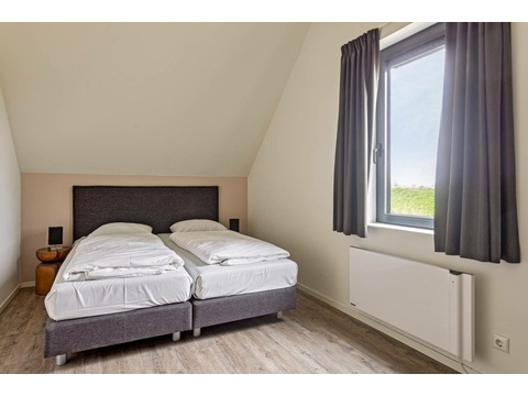 kaufen-freistehendes-ferienhaus-wolphaartsdijk-schlafzimmer2-boxspring-recreatieadviseurs...