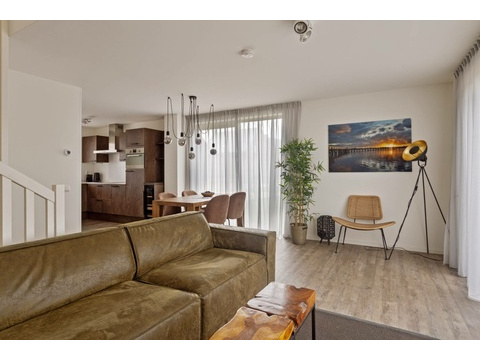 kaufen-freistehendes-ferienhaus-wolphaartsdijk-wohnzimmer-interieur-weinschrank-recreatieadviseurs...