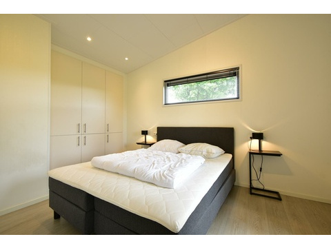 kopen-vrijstaande-vakantiewoning-lith-slaapkamer-kastenwand-recreatieadviseurs-vakantiehuistekoop...