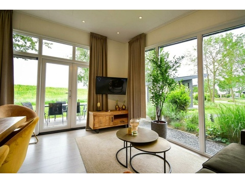 kopen-vrijstaande-vakantiewoning-lith-woonkamer-lichtinval-recreatieadviseurs-vakantiehuistekoop-nl...