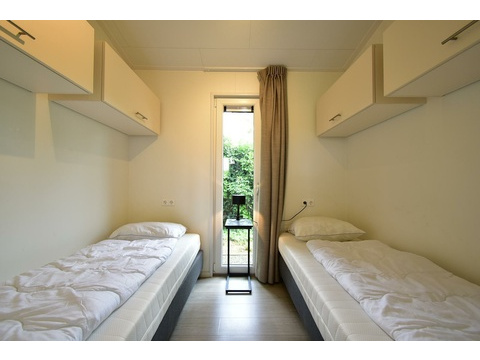 kopen-vrijstaande-vakantiewoning-lith-tweede-slaapkamer-bovenkasten-recreatieadviseurs...