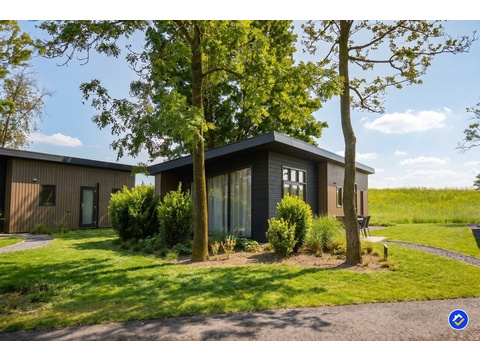 kaufen-freistehendes-ferienhaus-lith-aussenansicht-gruener-garten-recreatieadviseurs...