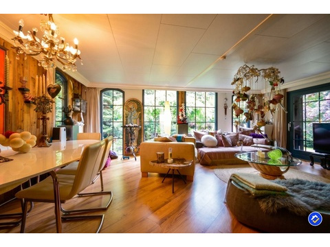 kaufen-freistehendes-ferienhaus-doornspijk-wohnzimmer-waldblick-recreatieadviseurs...