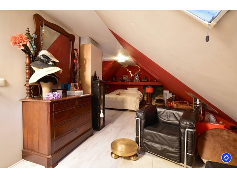 kaufen-freistehendes-ferienhaus-doornspijk-zweites-schlafzimmer-antike-kommode-sessel...