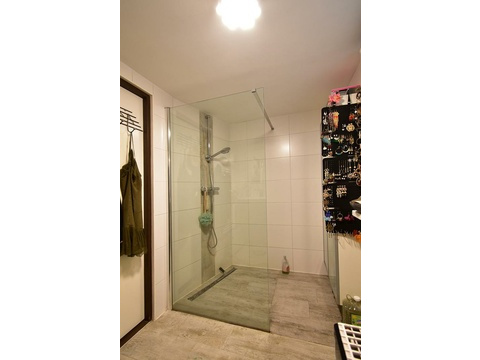 kaufen-freistehendes-ferienhaus-doornspijk-badezimmer-oben-ebenerdige-dusche-recreatieadviseurs...