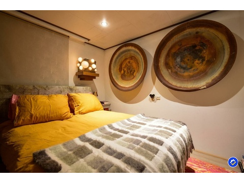 kaufen-freistehendes-ferienhaus-doornspijk-schlafzimmer-eklektische-kunstelemente...