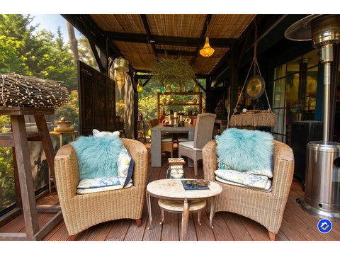 kaufen-freistehendes-ferienhaus-doornspijk-ueberdachte-veranda-lounge-recreatieadviseurs...