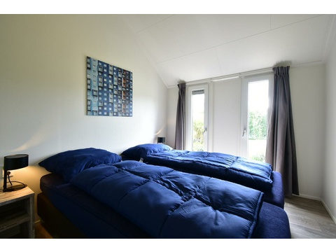 kaufen-freistehendes-ferienhaus-olburgen-hauptschlafzimmer-mit-gartenzugang-recreatieadviseurs...