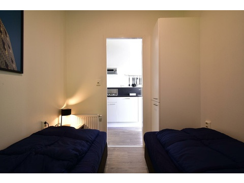 kaufen-freistehendes-ferienhaus-olburgen-zweites-schlafzimmer-blick-zur-kueche-recreatieadviseurs...