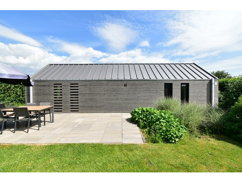 kaufen-freistehendes-ferienhaus-olburgen-terrasse-mit-seitenansicht-moderne-holzfassade...