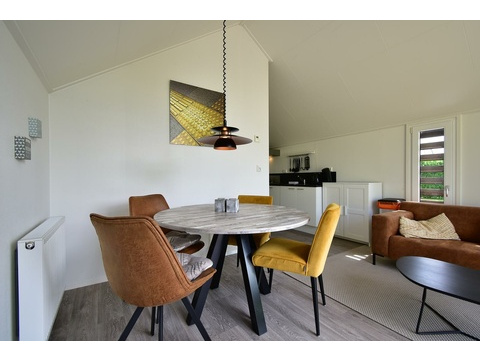 kaufen-freistehendes-ferienhaus-olburgen-esstisch-mit-blick-zur-kueche-recreatieadviseurs...
