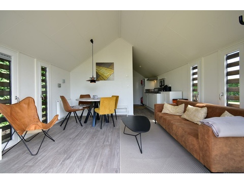 kaufen-freistehendes-ferienhaus-olburgen-wohnzimmer-mit-essbereich-grosszuegiges-interieur...