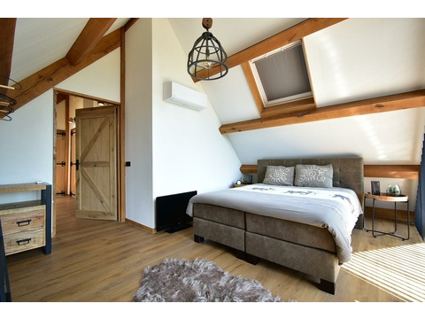 kaufen-freistehende-luxus-ferienvilla-baarle-nassau-schlafzimmer-3-klimaanlage-dachfenster...