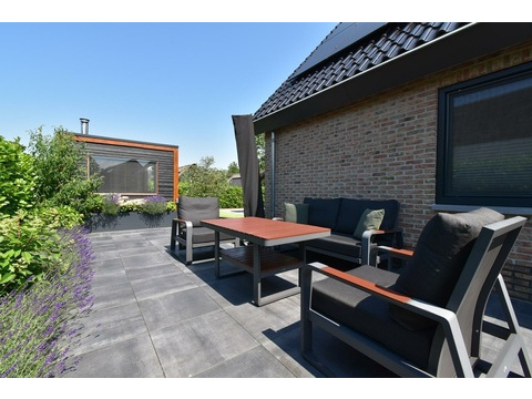 kaufen-freistehende-luxus-ferienvilla-baarle-nassau-sonnenterrasse-lounge-recreatieadviseurs...