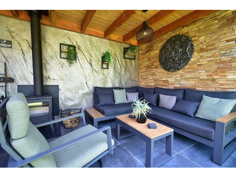 kaufen-freistehende-luxus-ferienvilla-baarle-nassau-ueberdachung-lounge-holzofen-recreatieadviseurs...