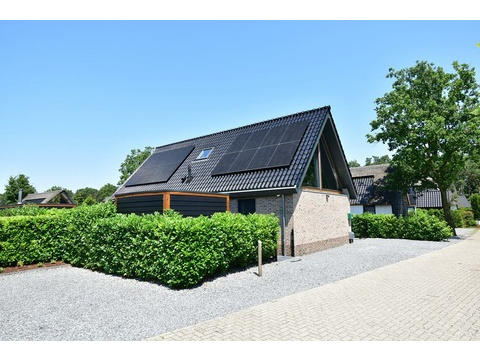 kaufen-freistehende-luxus-ferienvilla-baarle-nassau-vorderseite-solaranlage-recreatieadviseurs...