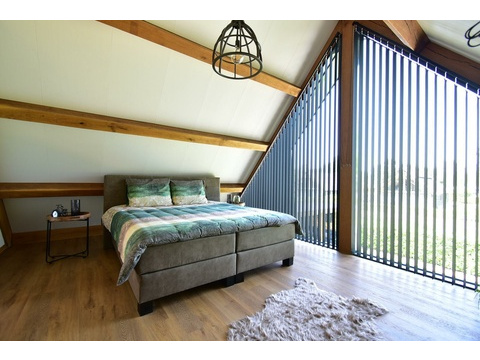 kaufen-freistehende-luxus-ferienvilla-baarle-nassau-schlafzimmer-3-glasfront-recreatieadviseurs...