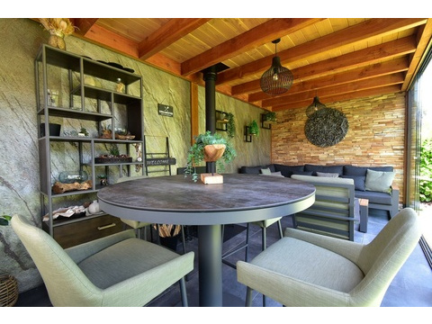 kaufen-freistehende-luxus-ferienvilla-baarle-nassau-ueberdachung-essbereich-designschrank...