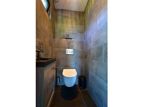 kaufen-freistehende-luxus-ferienvilla-baarle-nassau-toilette-erdgeschoss-wand-wc-recreatieadviseurs...