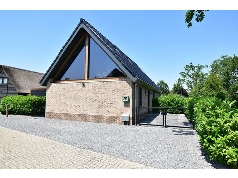 kaufen-freistehende-luxus-ferienvilla-baarle-nassau-vorderseite-parkplatz-eigenes-tor...