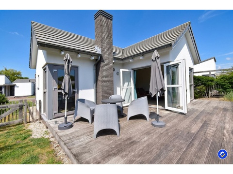 kaufen-freistehendes-ferienhaus-ouddorp-rueckseite-terrasse-und-fluegeltueren-recreatieadviseurs...