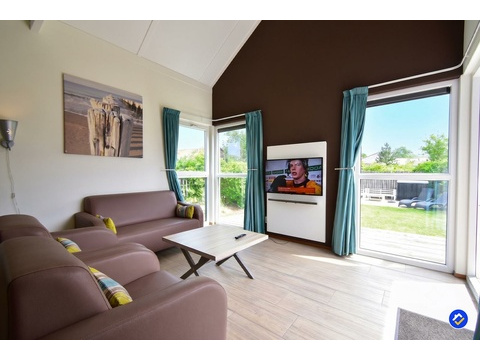 kaufen-freistehendes-ferienhaus-ouddorp-wohnzimmer-mit-gartenblick-und-hoher-decke...