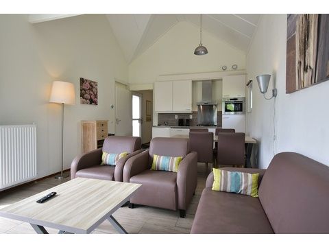 kaufen-freistehendes-ferienhaus-ouddorp-wohnzimmer-mit-essecke-und-offener-kueche...