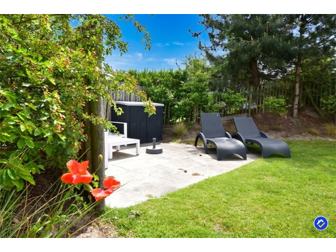 kaufen-freistehendes-ferienhaus-ouddorp-garten-extra-terrasse-und-sonnenliegen-recreatieadviseurs...