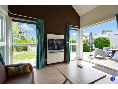 kaufen-freistehendes-ferienhaus-ouddorp-wohnzimmer-gartenorientiert-mit-terrassenzugang...