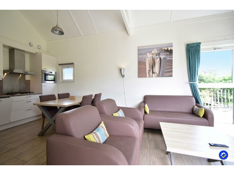 kaufen-freistehendes-ferienhaus-ouddorp-wohnzimmer-mit-kueche-und-esstisch-komfortabel...