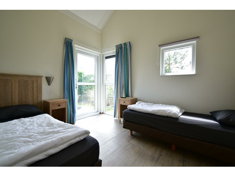 kaufen-freistehendes-ferienhaus-ouddorp-schlafzimmer-2-mit-einzelbetten-und-gartenzugang...