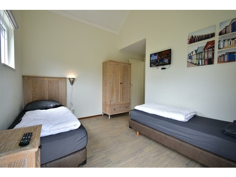 kaufen-freistehendes-ferienhaus-ouddorp-schlafzimmer-2-mit-badezimmer-en-suite-recreatieadviseurs...