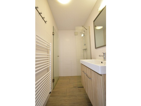 kaufen-freistehendes-ferienhaus-ouddorp-badezimmer-2-en-suite-mit-bodengleicher-dusche...