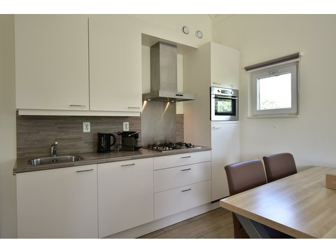 kaufen-freistehendes-ferienhaus-ouddorp-moderne-offene-kueche-und-einbaugeraete-recreatieadviseurs...