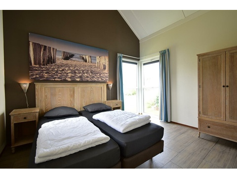 kaufen-freistehendes-ferienhaus-ouddorp-schlafzimmer-1-mit-boxspringbetten-und-kleiderschrank...