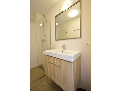 kaufen-freistehendes-ferienhaus-ouddorp-badezimmer-2-waschtisch-und-inloopdusche-recreatieadviseurs...