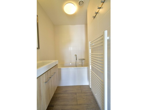 kaufen-freistehendes-ferienhaus-ouddorp-badezimmer-1-en-suite-mit-badewanne-recreatieadviseurs...