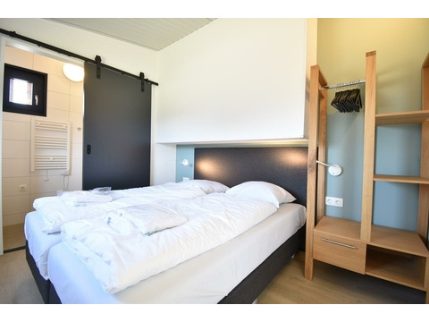 kaufen-freistehendes-ferienhaus-zwartewaal-schlafzimmer-badezimmer-en-suite-recreatieadviseurs...