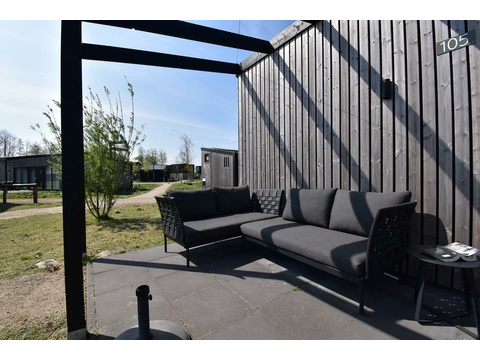 kaufen-freistehendes-ferienhaus-zwartewaal-terrasse-lounge-pergola-recreatieadviseurs...