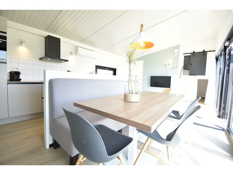 kaufen-freistehendes-ferienhaus-zwartewaal-essbereich-offene-kueche-recreatieadviseurs...