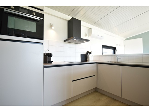 kaufen-freistehendes-ferienhaus-zwartewaal-moderne-einbaukueche-recreatieadviseurs...