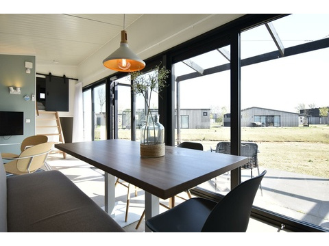 kaufen-freistehendes-ferienhaus-zwartewaal-wohnzimmer-essbereich-lichtdurchflutet...
