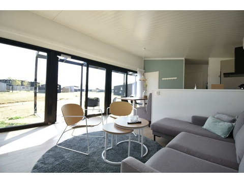 kaufen-freistehendes-ferienhaus-zwartewaal-wohnzimmer-interieur-lichtdurchflutet-recreatieadviseurs...